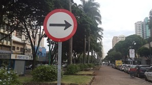 Quase 40 mil postes de placas de trânsito em Maringá vão receber “tampões” de borracha para não acumular água